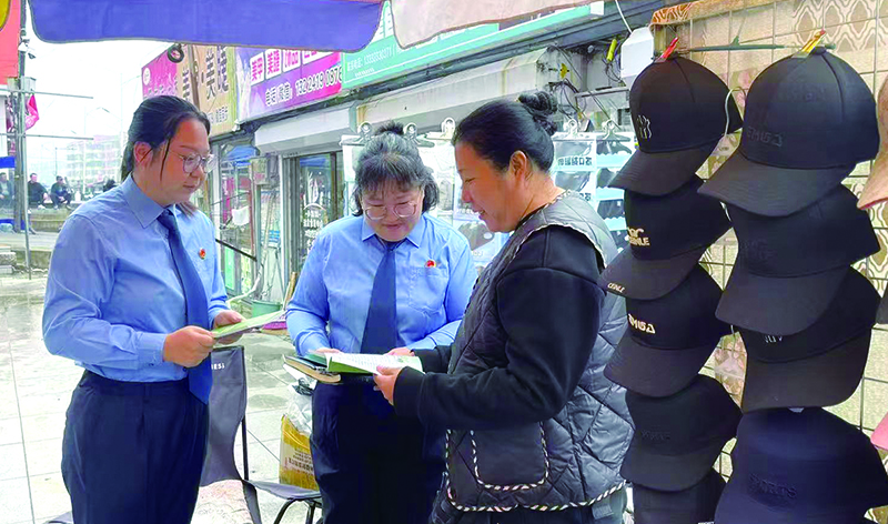 檢察干警向村民普及相關(guān)法律法規(guī)