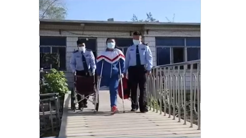 第五屆平安中國(guó)“三微”大賽遼寧獲獎(jiǎng)優(yōu)秀短視頻展播 |《“折翼女孩”的恩情名單：36名民警大愛(ài)拼接飛翔之羽》